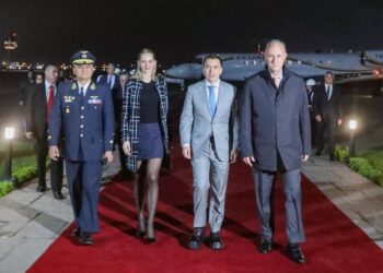 Daniel Noboa arribó a Lima para su primera reunión con la presidenta peruana Dina Boluarte