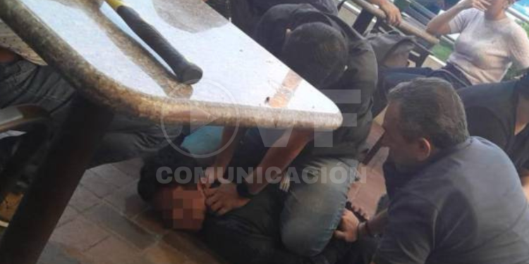 Hombre atacó con un combo a una mesera en Puerto Santa Ana