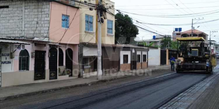 Prefecto y alcalde recorren obra vial en barrio de Machala