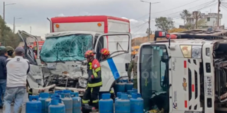 Conductor en estado etílico volcó con camión de tanques de gas 