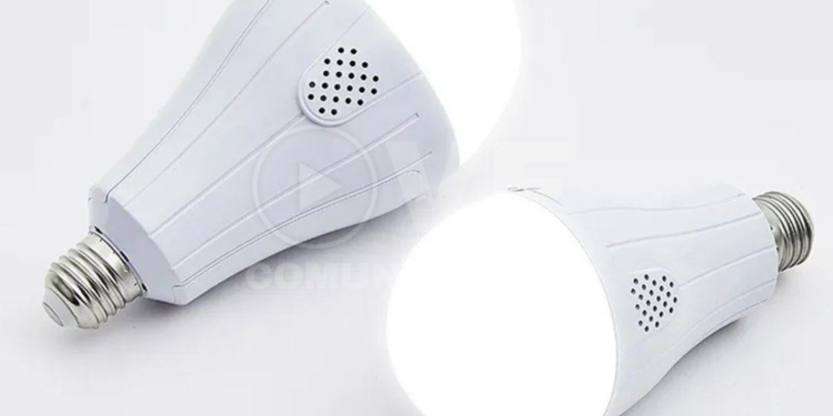 Ciudadanos compran focos recargables ante la falta de energía eléctrica