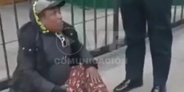 Hombre fingía ser cojo para causar lastima y pedir limosna hasta que llegó la policía y ocurrió un «milagro»