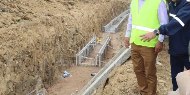 Prefectura ejecuta revestimiento de canales de riego asegura suministro continuo de agua