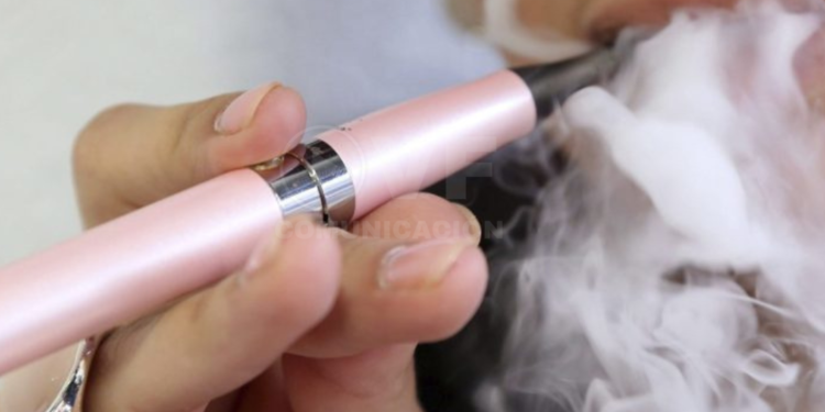 La Unión Europea quiere prohibir fumar y vapear en zonas exteriores públicas