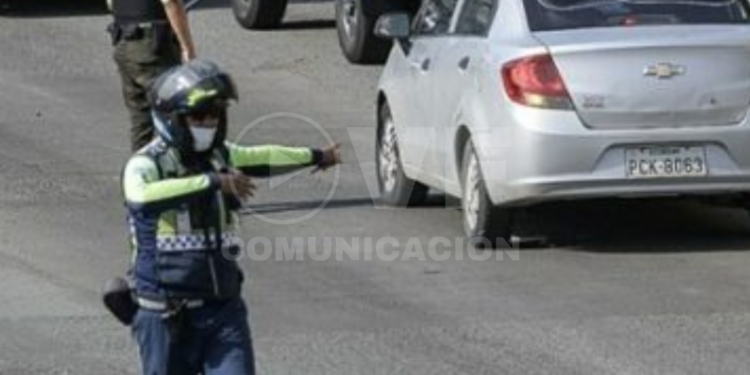 Tres detenidos por pelea con agentes de tránsito en Salinas