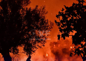 Incendio forestal deja dos víctimas fatales en Corintia, Grecia
