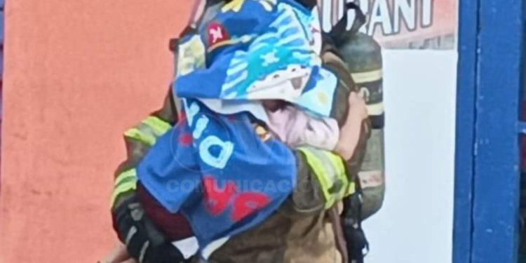 BOMBEROS SALVAN A MENOR DE EDAD DE MORIR EN UN INCENDIO