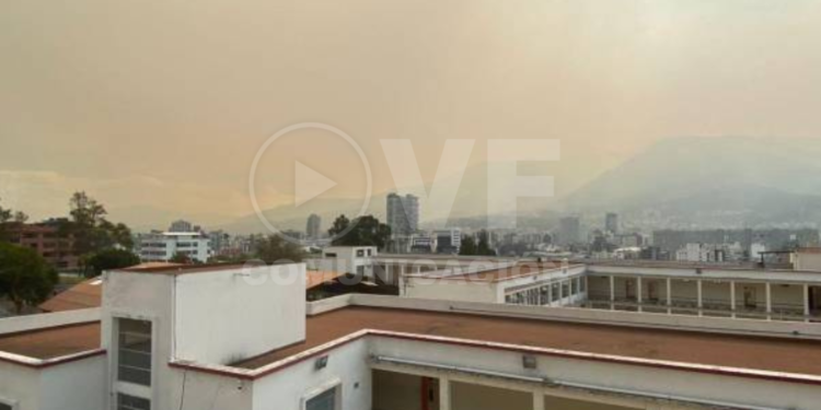 Humo cubrió a casi toda la ciudad de Quito
