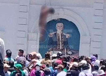 Ciudadanos linchó a un presunto asesino y lo colgó en el Parque Central Cayambe