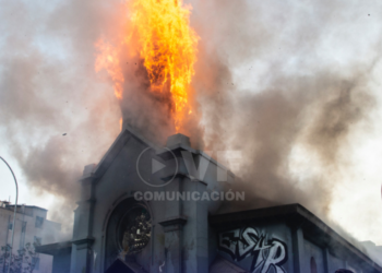 Incendio destruyó una iglesia patrimonial en el norte de Chile