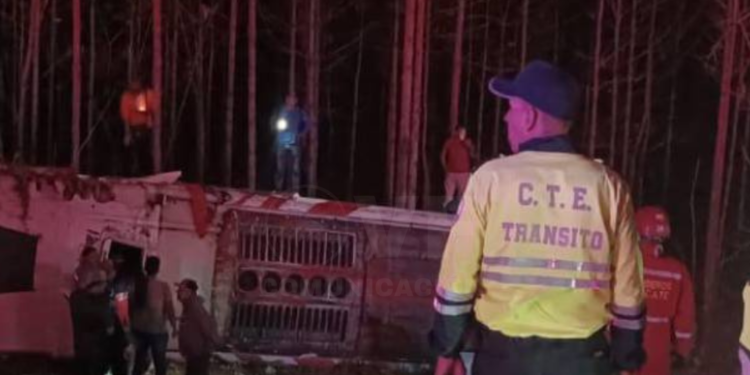 Un bus interprovincial que salió desde Manta se volcó y dejó ocho heridos