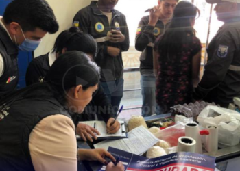 Personal de la Arcsa clausura un supermercado en Loja por plagas y falta de higiene