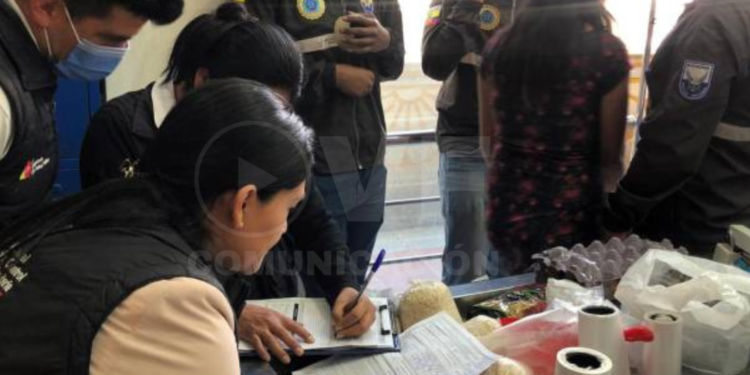 Personal de la Arcsa clausura un supermercado en Loja por plagas y falta de higiene