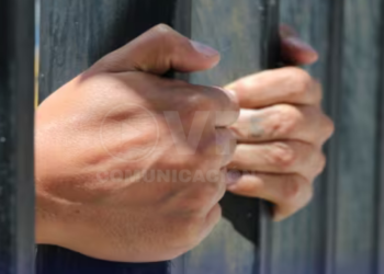 Dictan prisión preventiva para dos personas que fingían ser funcionarios de CNEL para robar