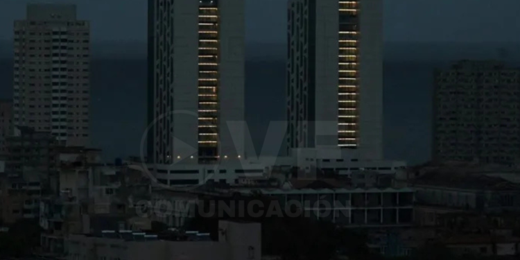 Huracán Oscar toca tierra en el oriente de Cuba mientras millones siguen sin luz 