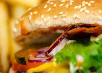 Brote de E. coli vinculada a hamburguesas genera alerta en una reconocida cadena de comida rápida en Estados Unidos