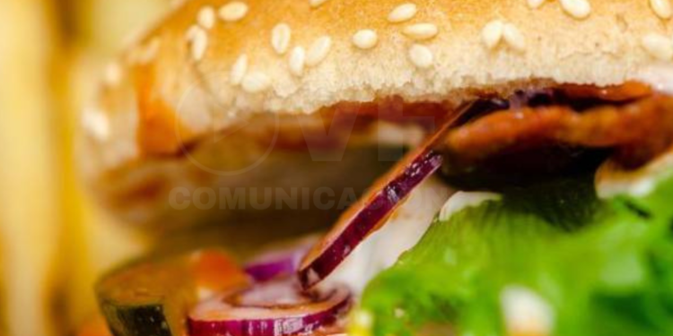 Brote de E. coli vinculada a hamburguesas genera alerta en una reconocida cadena de comida rápida en Estados Unidos
