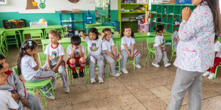 Docentes recibirán lineamientos para enviar tareas escolares durante los apagones