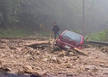 Vía Baños – Puyo cerrada por varios deslizamientos debido a fuertes lluvias