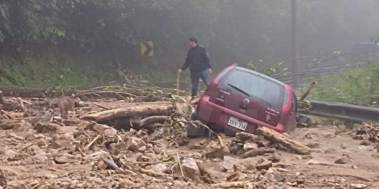 Vía Baños – Puyo cerrada por varios deslizamientos debido a fuertes lluvias