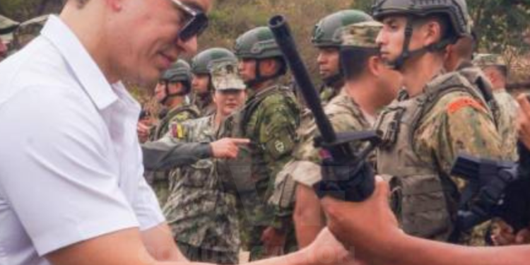El Gobierno de Ecuador entrega a militares primer grupo de armas decomisadas.
