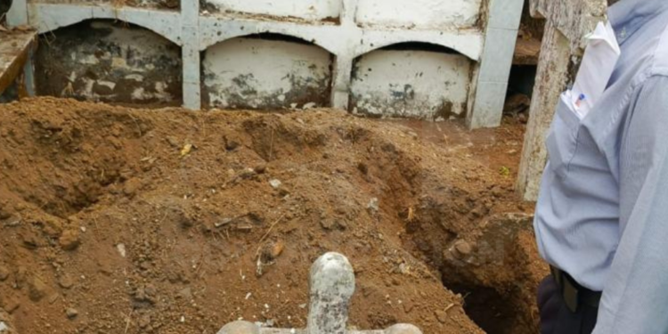 Se ocultan ocho cuerpos entre tumbas antiguas en Quevedo