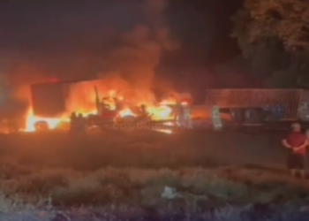 Dos conductores de tráileres fallecieron incinerados tras chocarse en Colimes