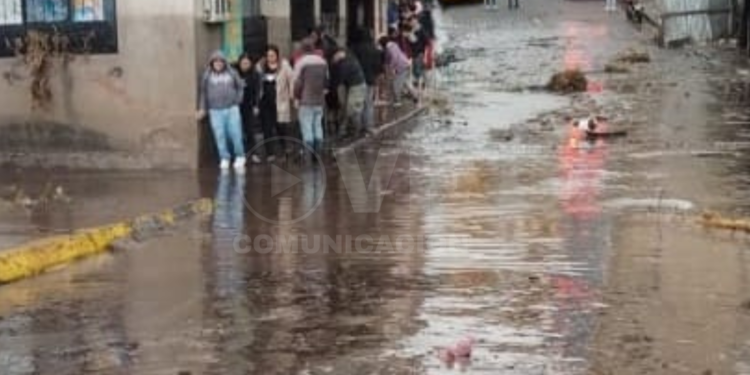 Las lluvias en Quito provocaron el desbordamiento de una quebrada en el sur