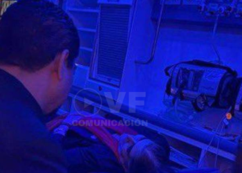 La ministra del Interior, Mónica Palencia, fue llevada en una ambulancia a una casa de salud