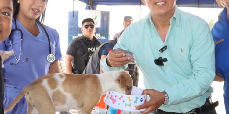 Prefectura llegó al barrio 8 de Noviembre de Machala con brigada veterinaria