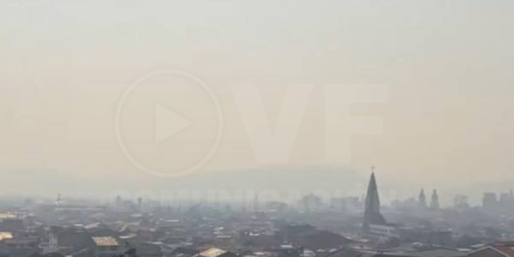 Cuenca y Loja amanecen cubiertas de humo por los incendios forestales
