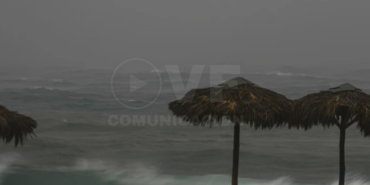 Huracán Rafael golpea a Cuba como potente tormenta de categoría 3 tras dejar sin luz a la isla