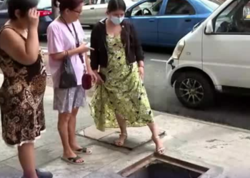 Mujer cae en una  alcantarilla sin tapa en Guayaquil