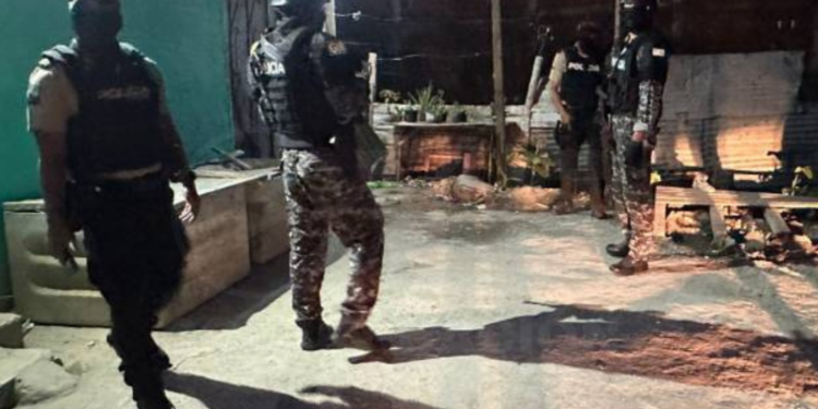 Hombre requerido por la Interpol fue detenido en una camaronera de Durán