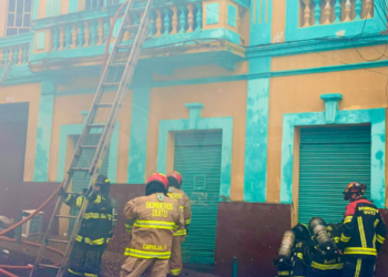 Incendio estructural afecta tres viviendas en el centro de Quito