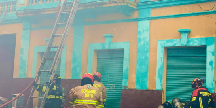 Incendio estructural afecta tres viviendas en el centro de Quito