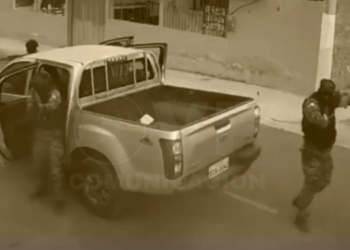 Armados vestidos de policías asesinan a dos hermanos en Manta