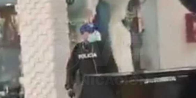 Vestidos con uniformes policiales asaltaron una joyería de un centro comercial de Quito