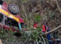 Autobús se precipita por barranco, dejando 23 muertos en Brasil