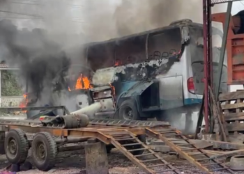 Un bus interprovincial de La Troncal, Cañar fue incinerado en un taller