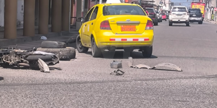 Impactante choque entre taxi y motocicleta deja pareja herida en Machala