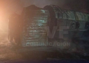 Un tanquero con combustible se volcó e incendió en una vía de Manabí