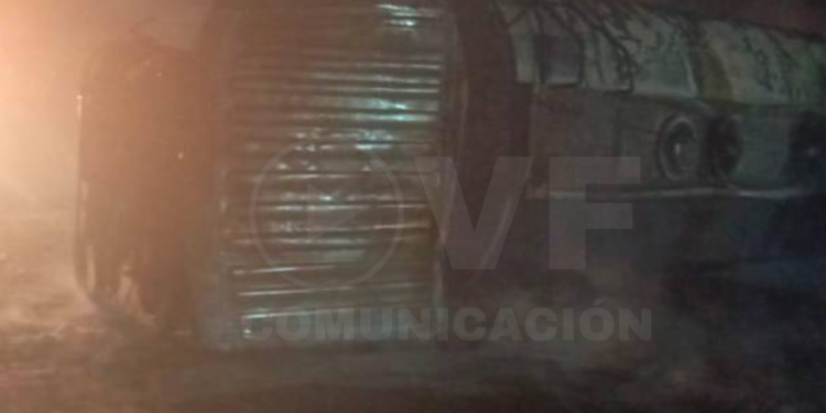 Un tanquero con combustible se volcó e incendió en una vía de Manabí