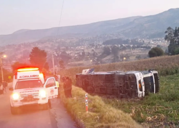 Bus con 30 pasajeros se volcó en Cañar
