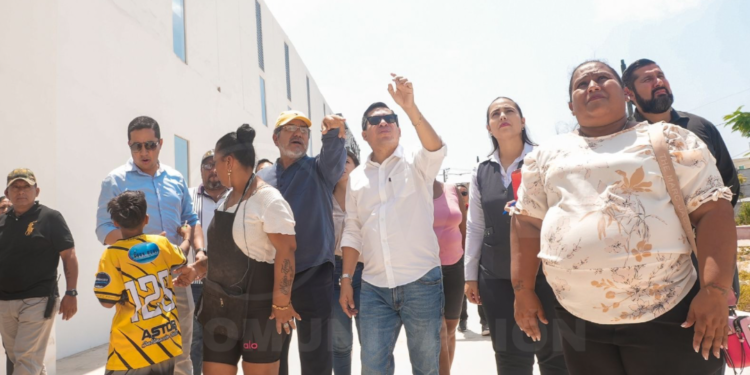 Alcalde de Machala Darío Macas Salvatierra, recorrió la Plaza Bicentenario