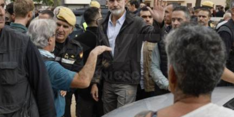 Insultan y lanzan barro a los reyes de España en su visita a Valencia