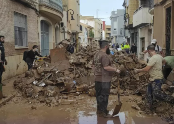 Aguaceros en Barcelona paralizan trenes mientras soldados buscan víctimas de inundaciones en Valencia