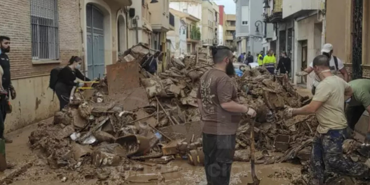 Aguaceros en Barcelona paralizan trenes mientras soldados buscan víctimas de inundaciones en Valencia