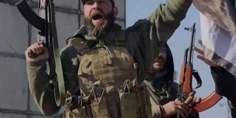 Los rebeldes celebran la toma de Aleppo mientras Rusia bombardea Siria