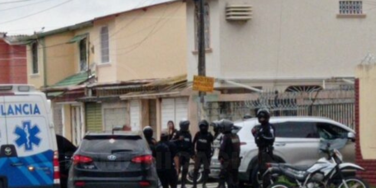 Un hombre fue perseguido y asesinado mientras conducía por Samanes, norte de Guayaquil